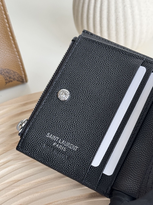 イヴサンローラン財布着用イメージ